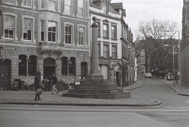 a black and white photo of a city street