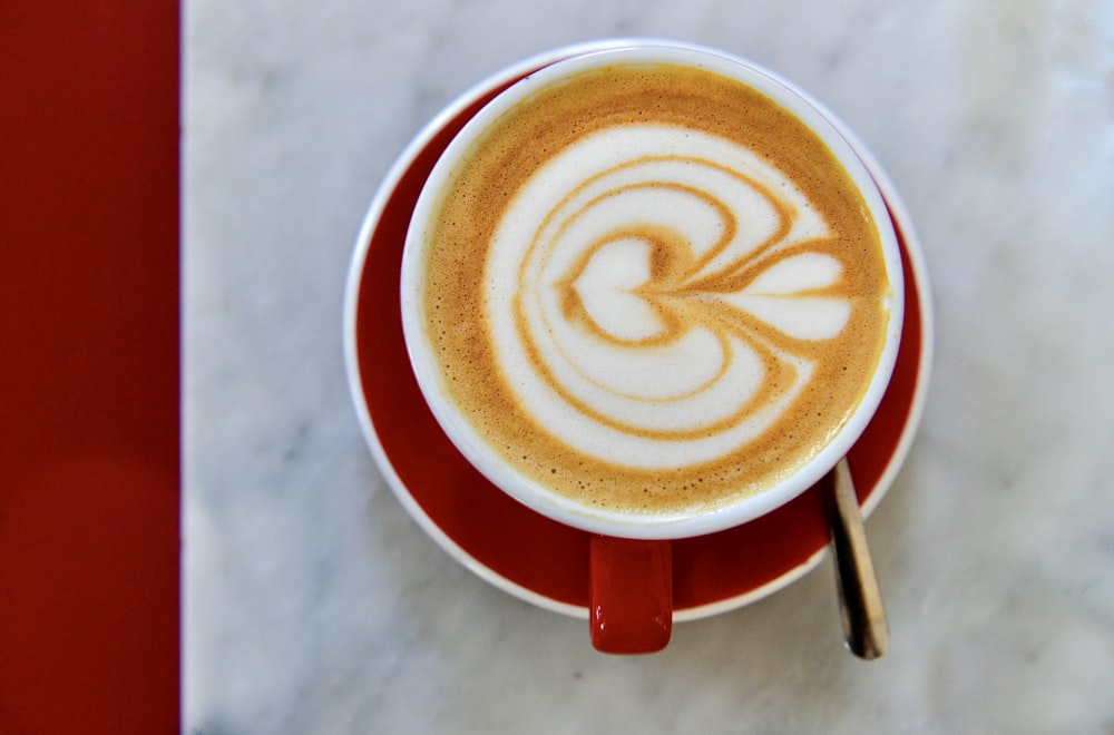 uma xícara de café com um redemoinho