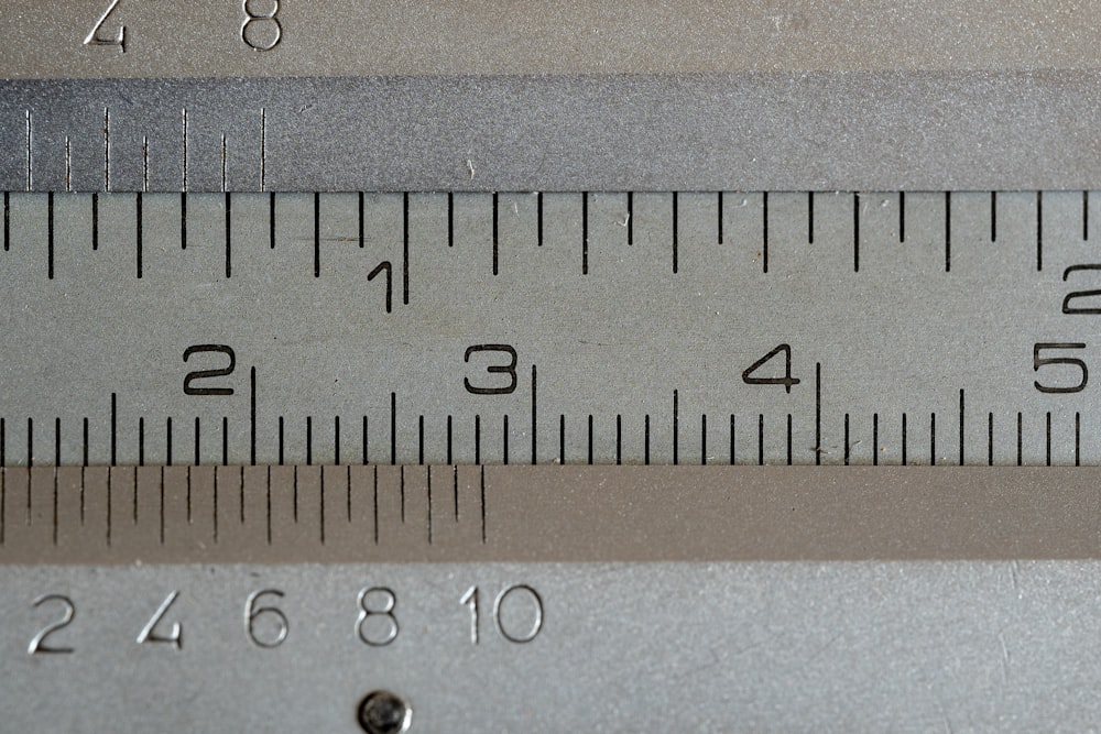 um close up de uma fita métrica com números