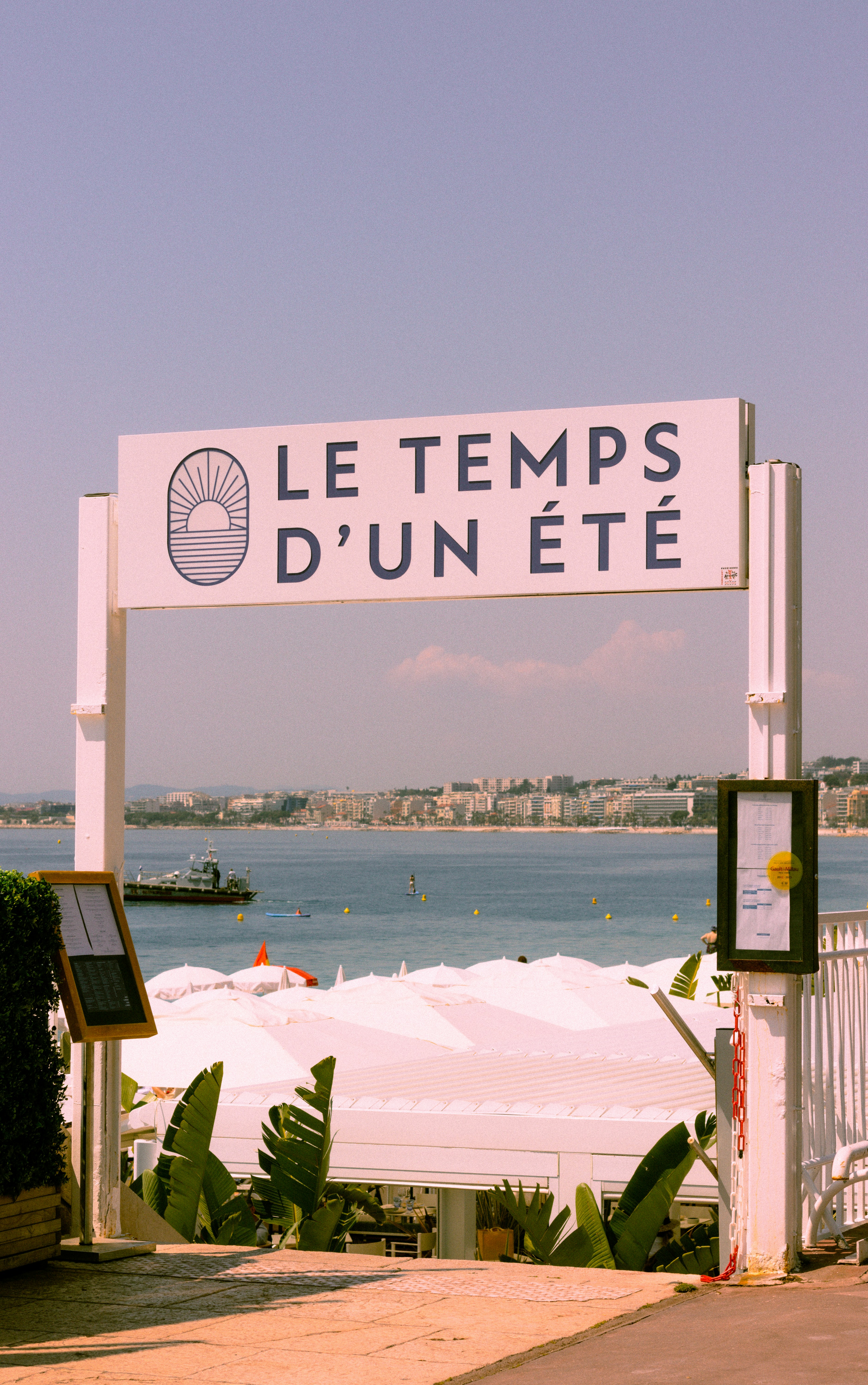 un panneau sur lequel on peut lire le temp’s d’un ete