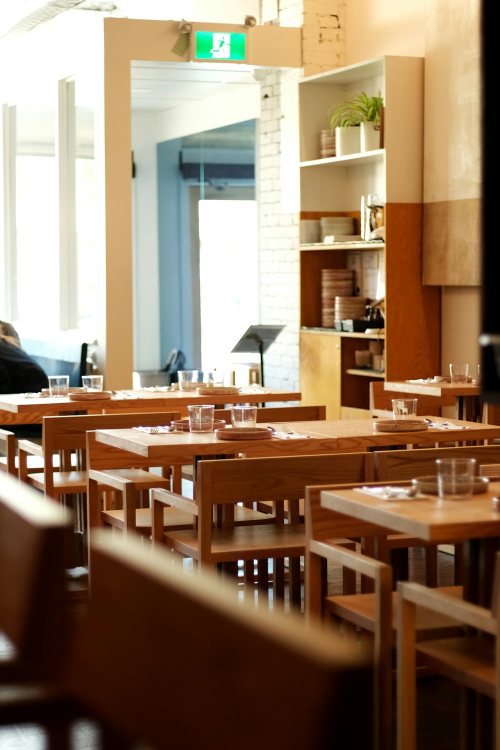 Un restaurante lleno de mesas y sillas de madera