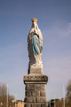 a statue of a woman with a crown on her head