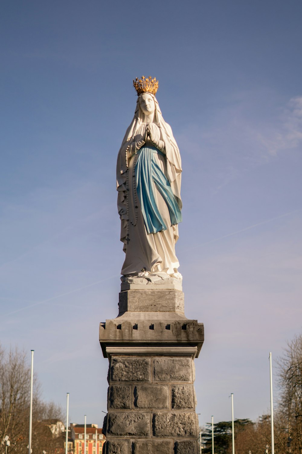 a statue of a woman with a crown on her head