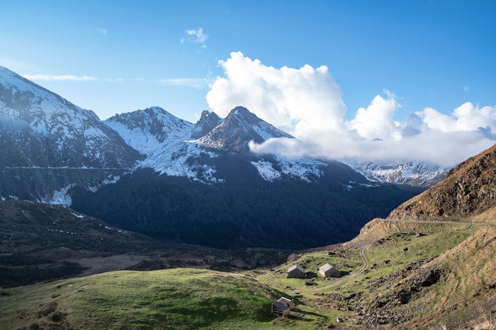 una vista di una catena montuosa con neve in cima