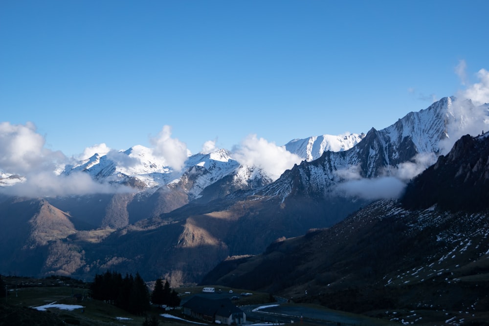 Las montañas están cubiertas de nieve y nubes