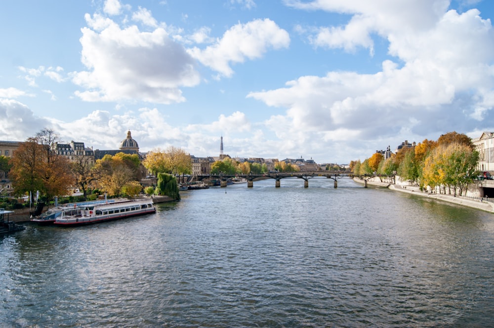 Un río que atraviesa una ciudad junto a un puente