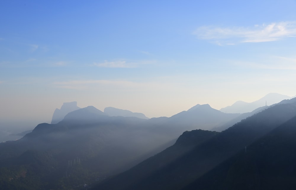 uma vista de uma cordilheira ao longe