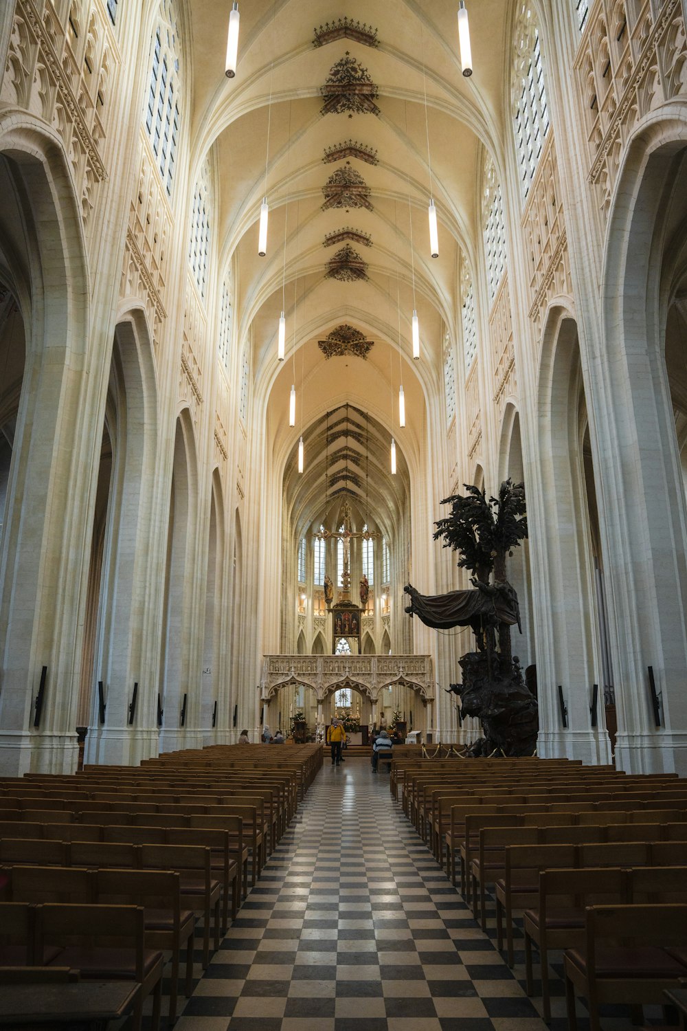 uma grande catedral com piso quadriculado e tetos altos