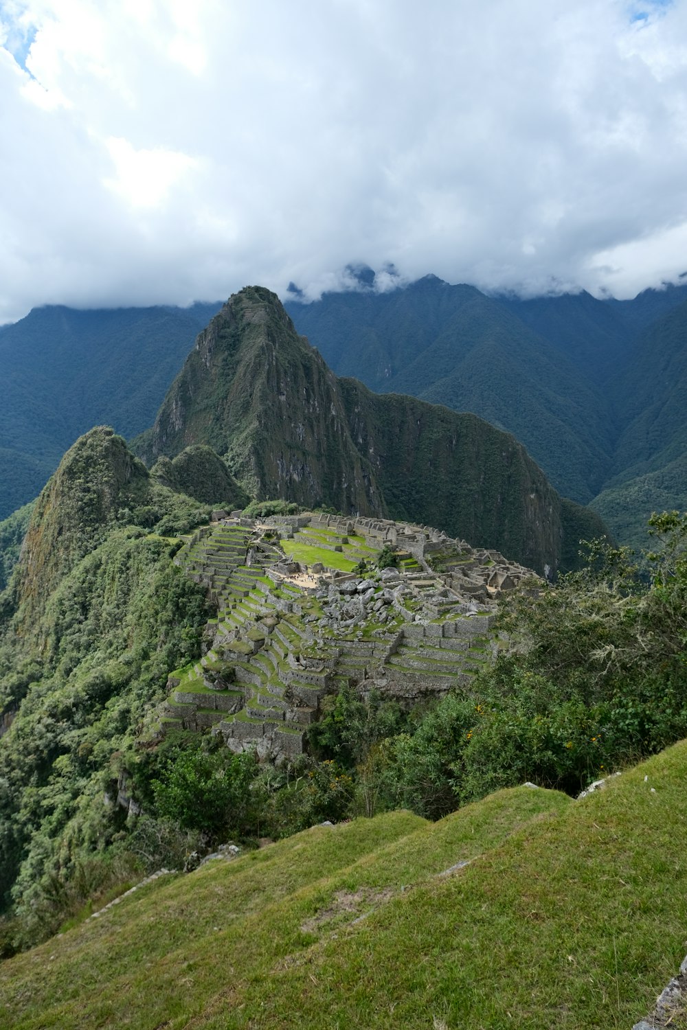 Une vue sur les ruines de Machaka Picach au loin