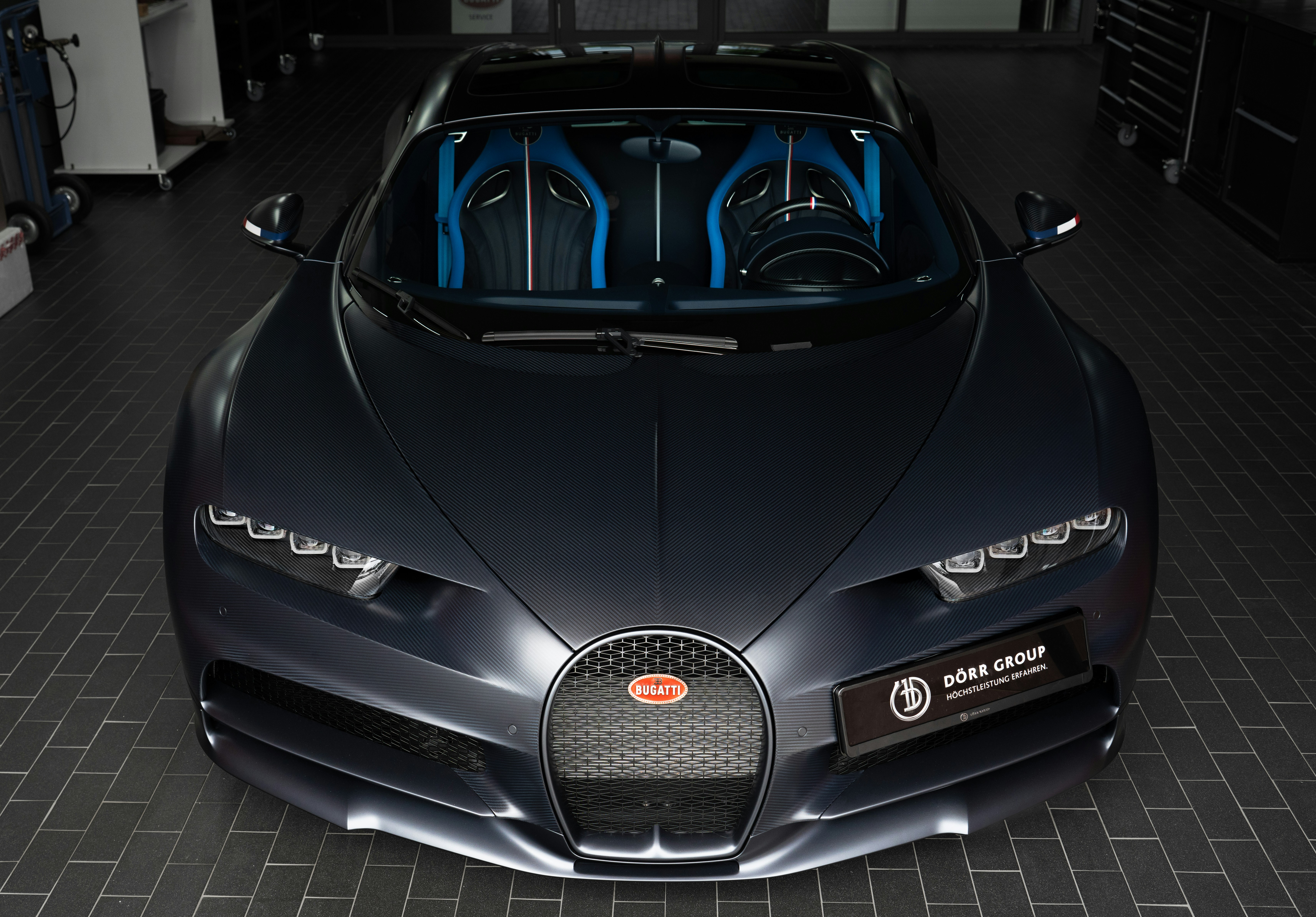 Bugatti Veyron wallpaper, hypercar dark background, luxury car desktop, Veyron front view, ilustrasi artikel The Ultimate Bugatti Veyron Wallpapers for Every Car Enthusiast 7