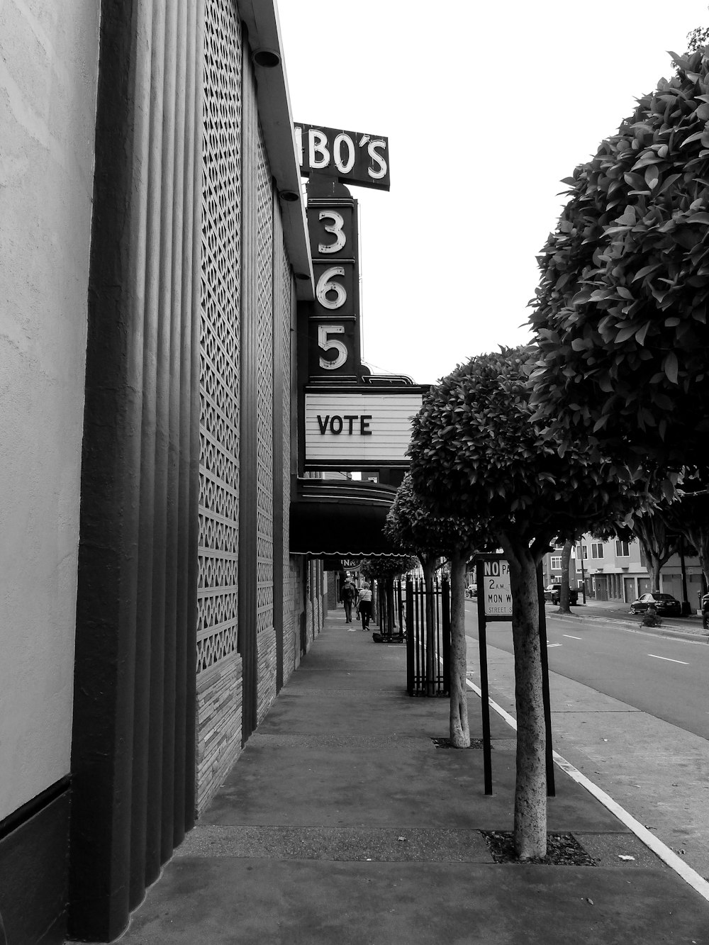 a black and white photo of a motel sign