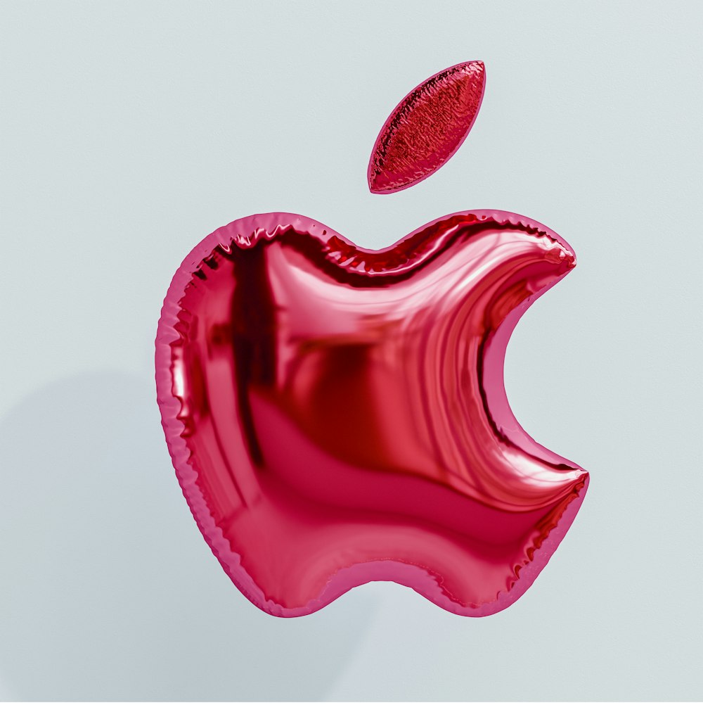 um balão de maçã vermelha flutuando no ar