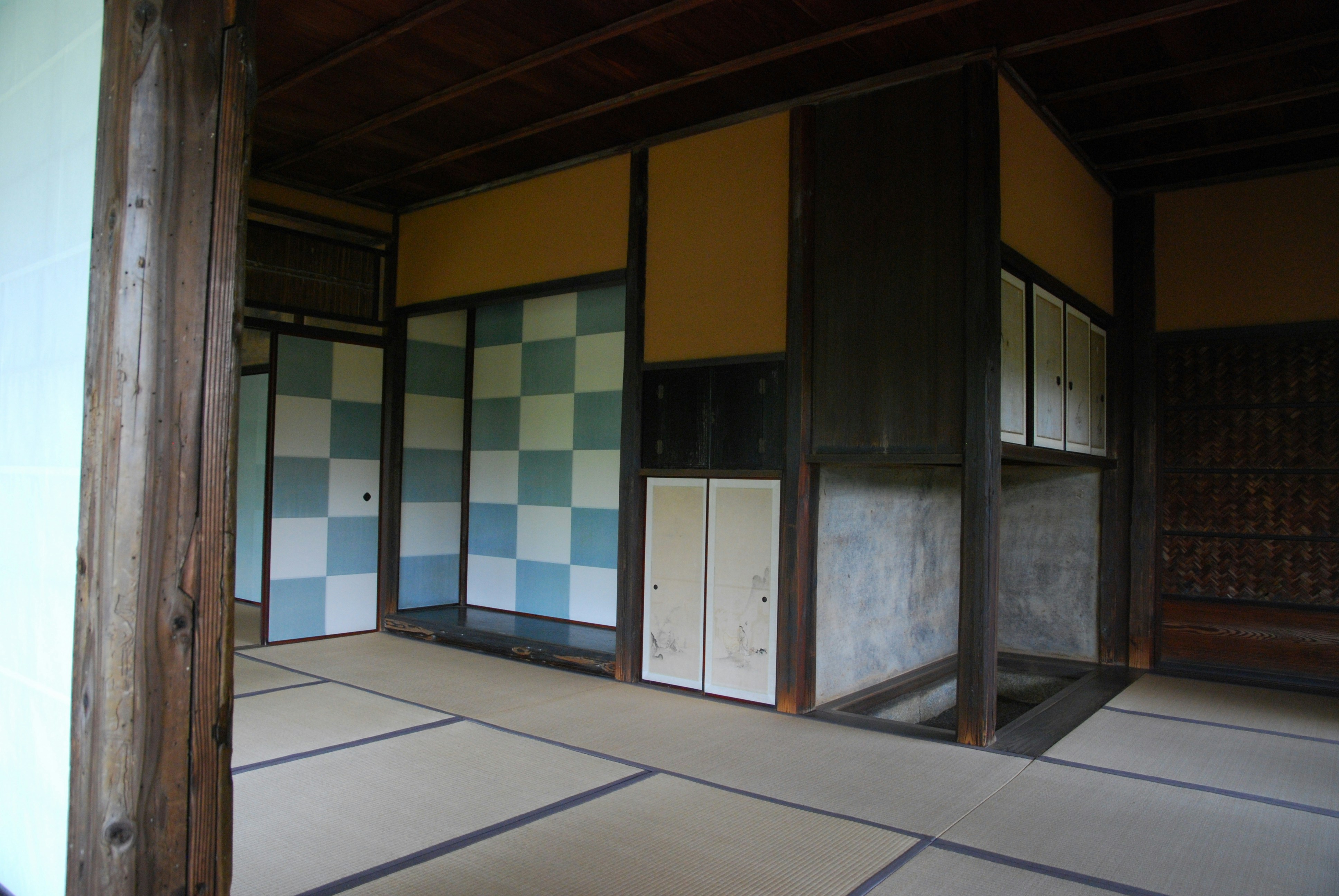 Tapis d'extérieur et poufs disposés dans un espace bohème chic