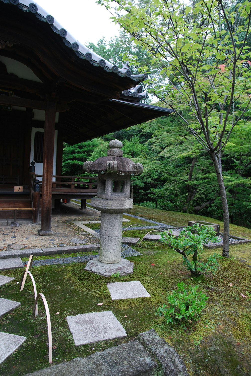 木々を背景にした日本庭園の石灯籠