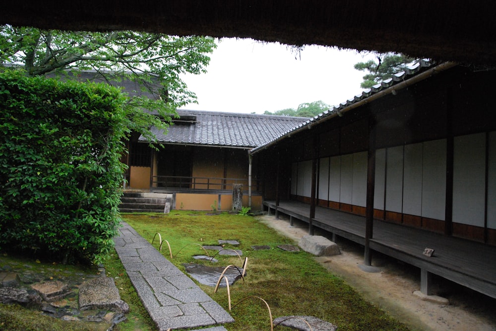 2つの建物の間に通路がある芝生エリア