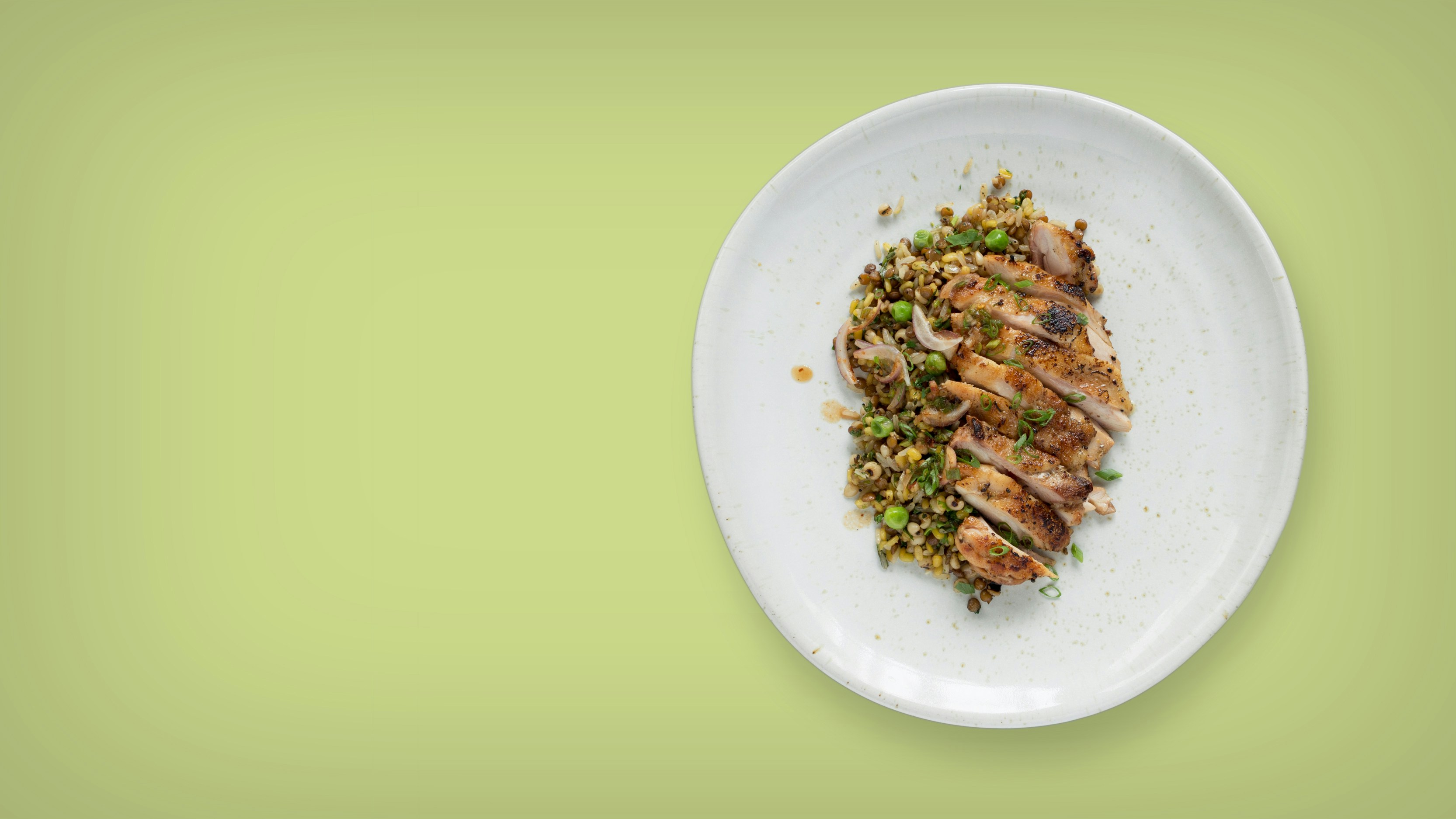 Ein weißer Teller mit Fleisch und Gemüse Foto – Kostenloses Bild zum ...