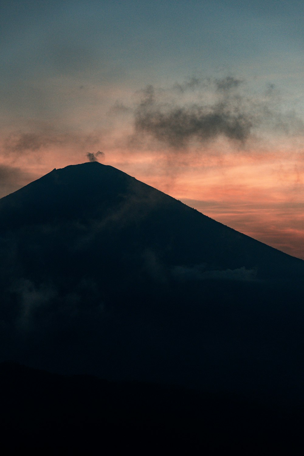 Una montaña muy alta con un cielo al fondo