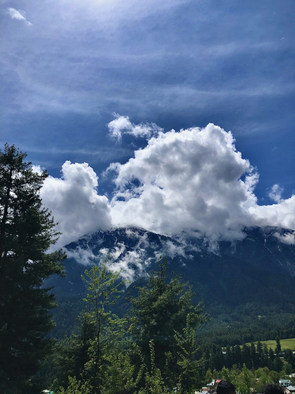 Una vista di una montagna con le nuvole nel cielo