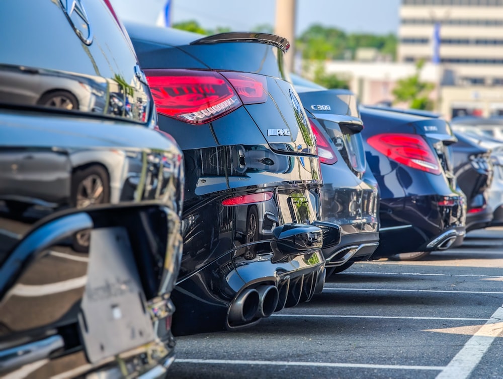 Una fila de autos estacionados en un estacionamiento