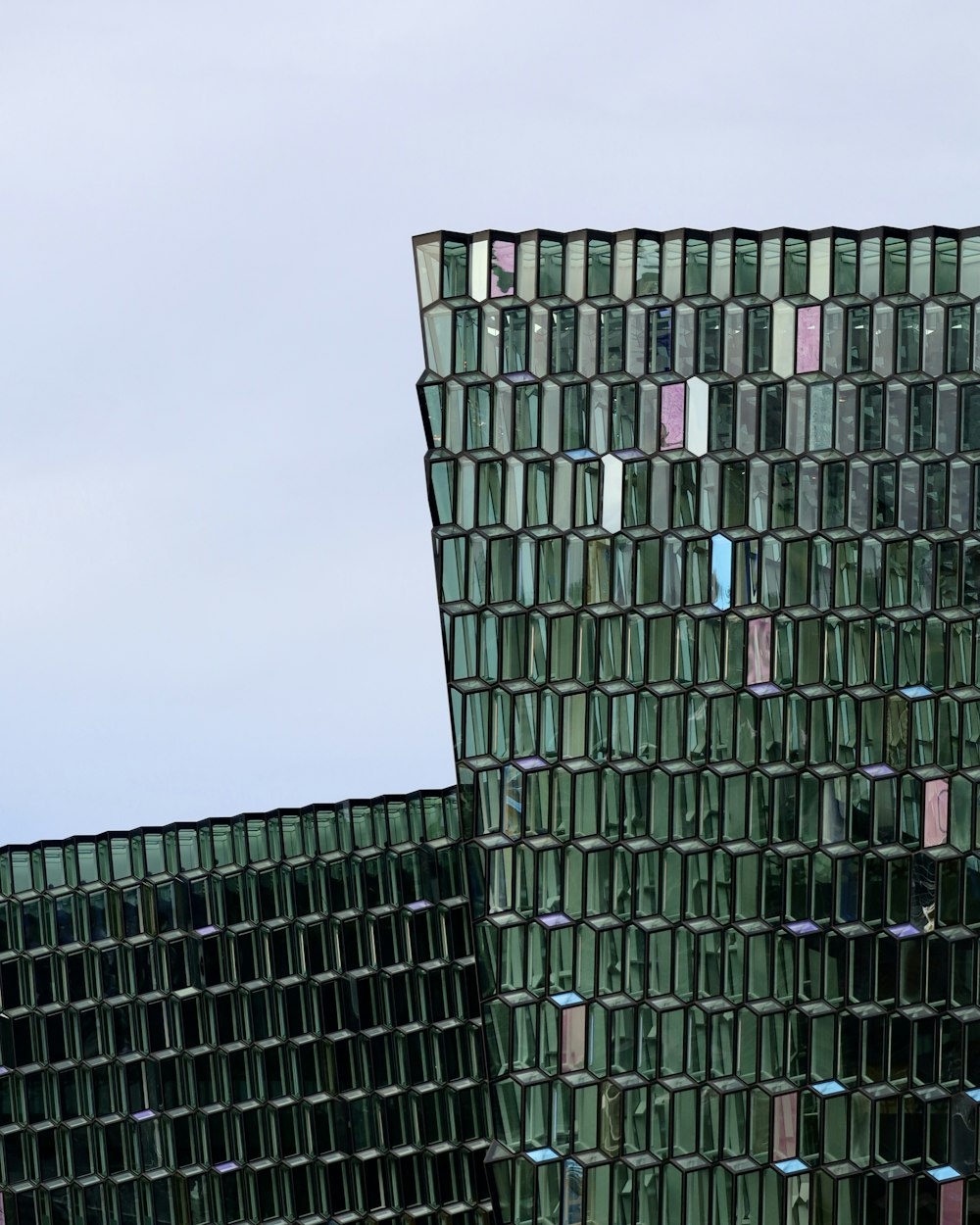 Ein sehr hohes Gebäude mit vielen Fenstern darauf