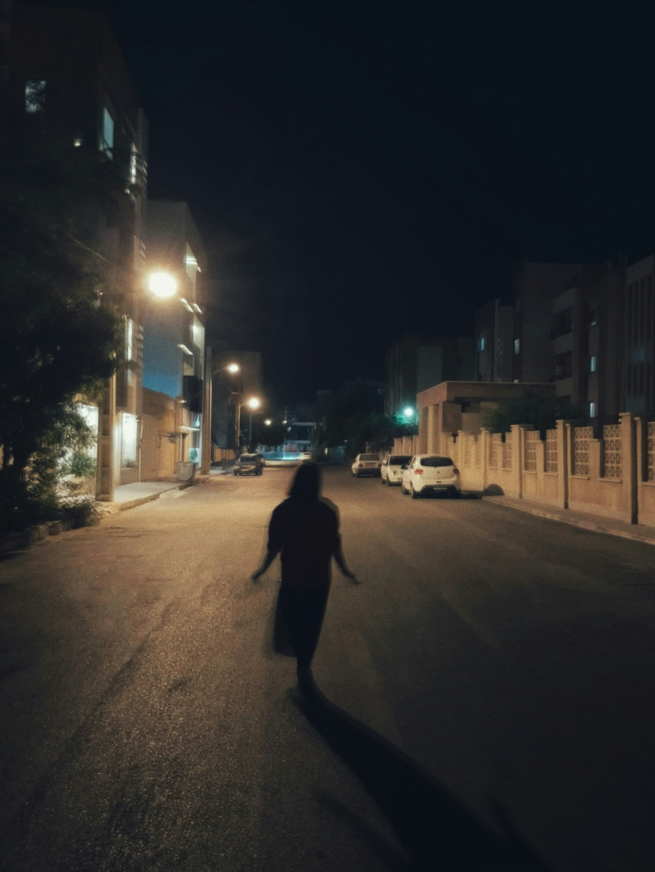 夜の通りを歩いている人