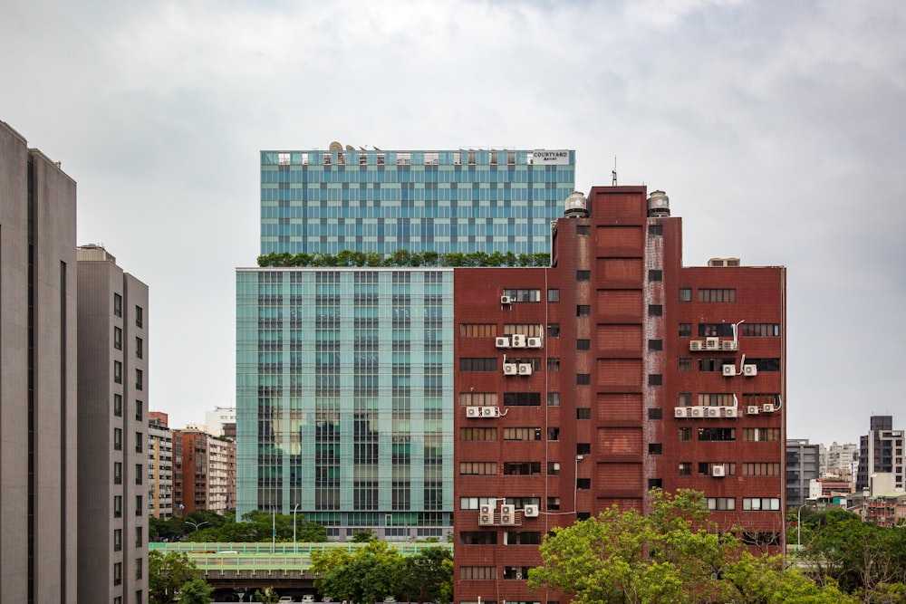 Un groupe de grands immeubles dans une ville