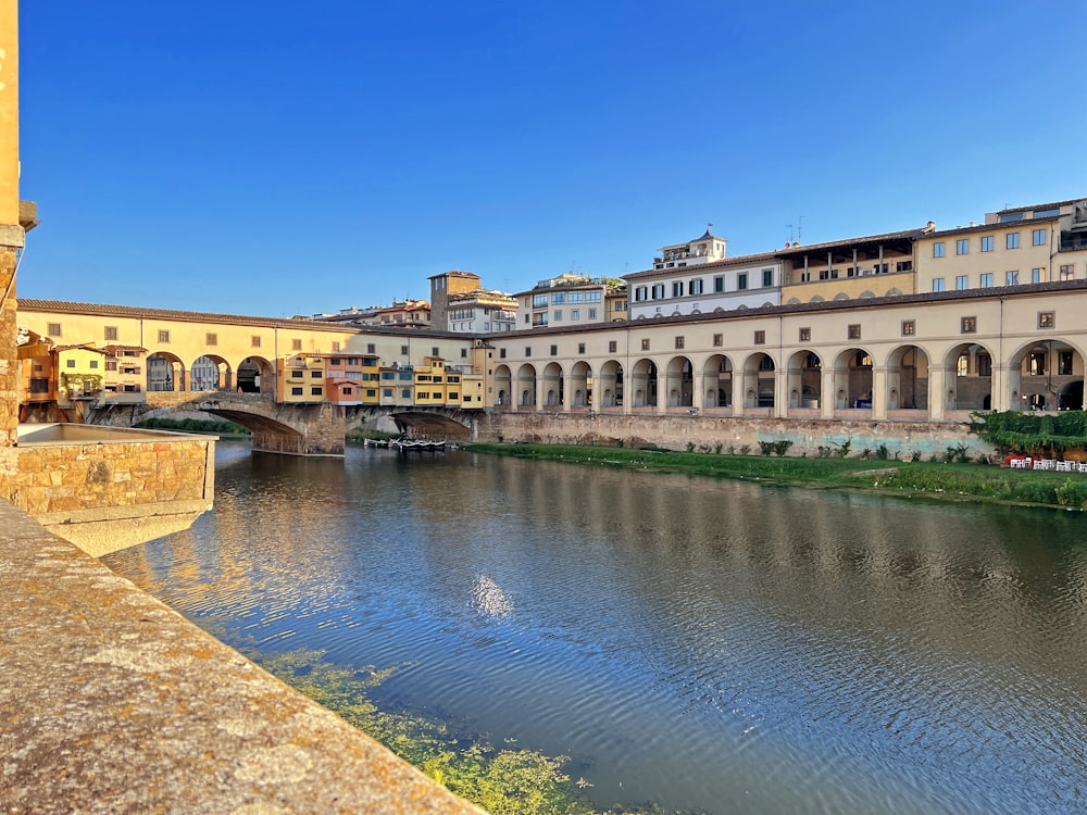 Un fiume che attraversa una città accanto a edifici alti