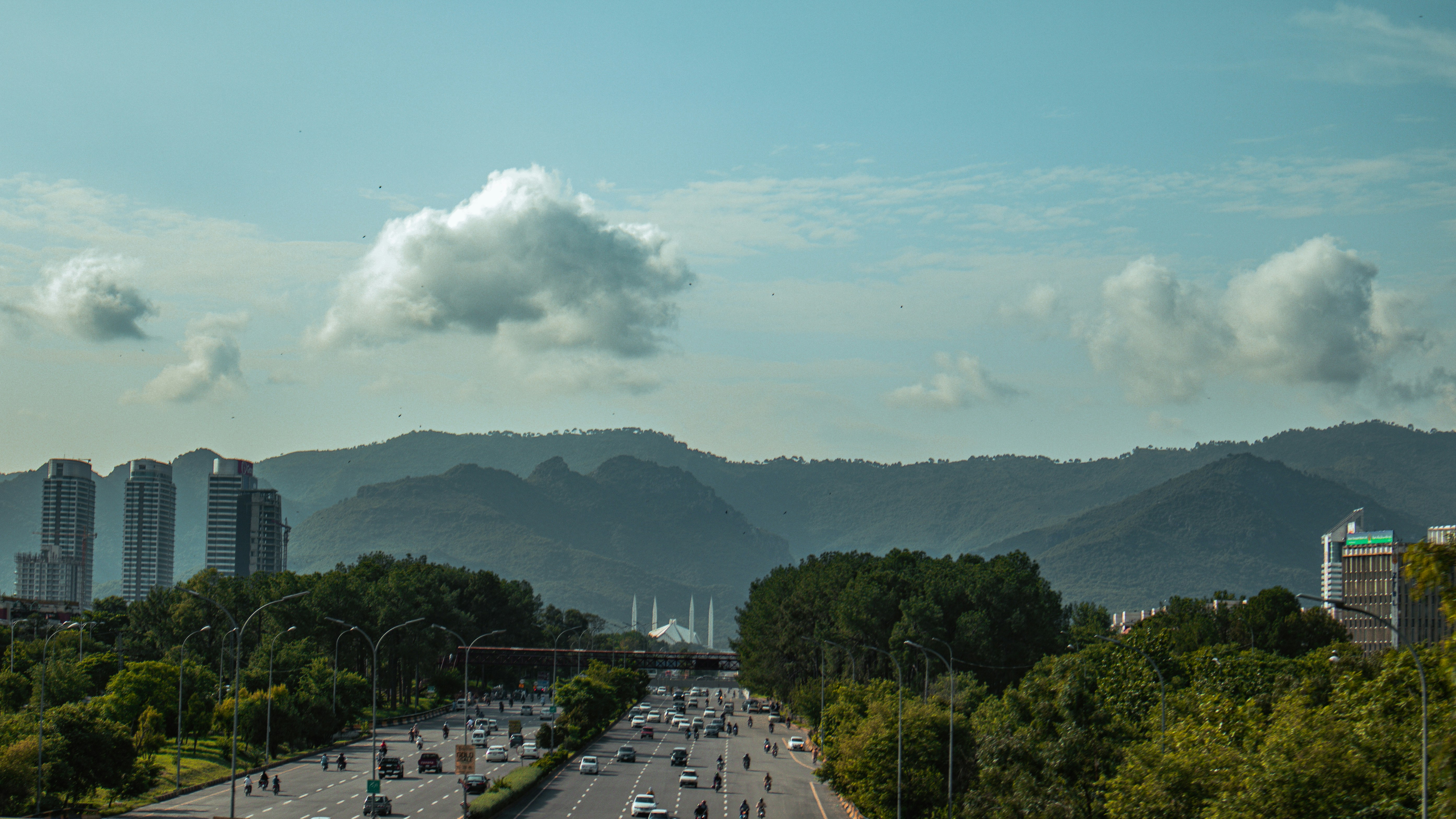 Una strada cittadina con le montagne sullo sfondo