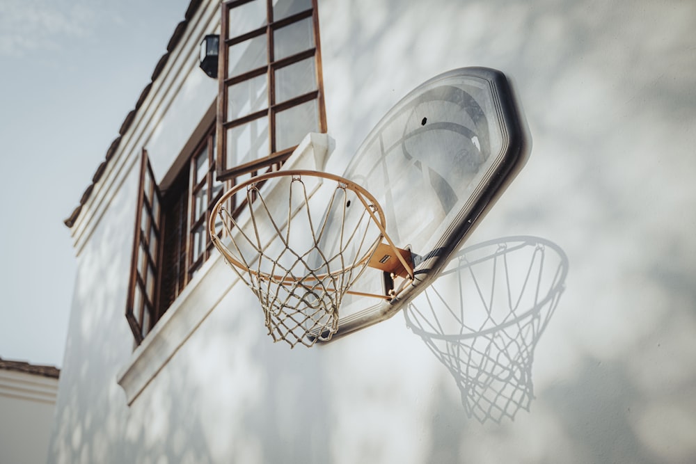 バスケットボールのフープを通過するバスケットボール