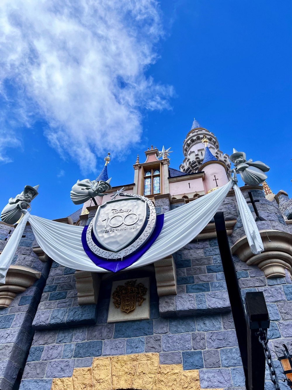 un castillo con una pancarta colgando de su costado