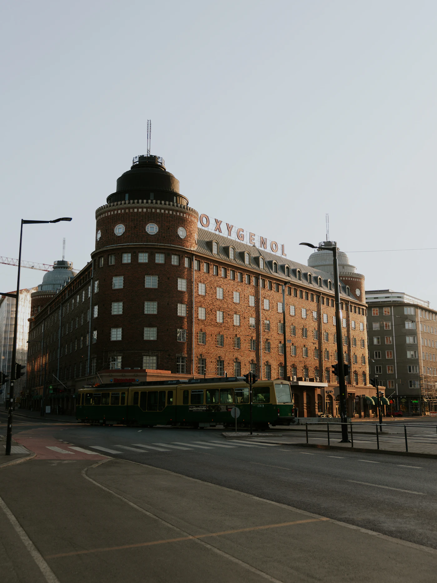 Rakennus, jonka katolla on näkyvä mainos
