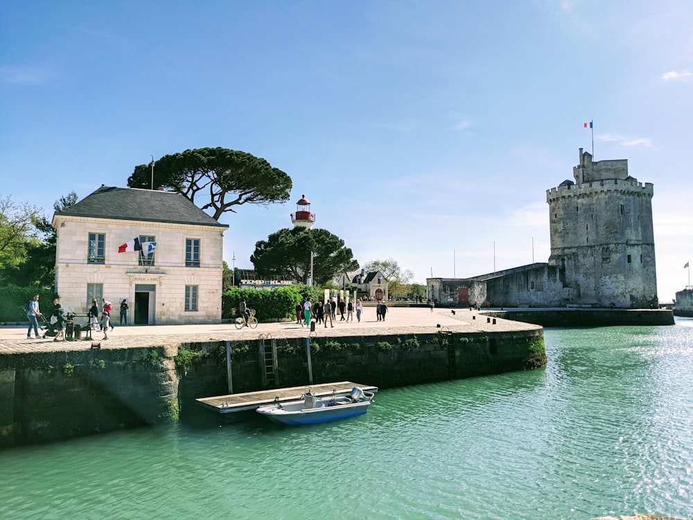 Un petit bateau dans l’eau près d’un bâtiment