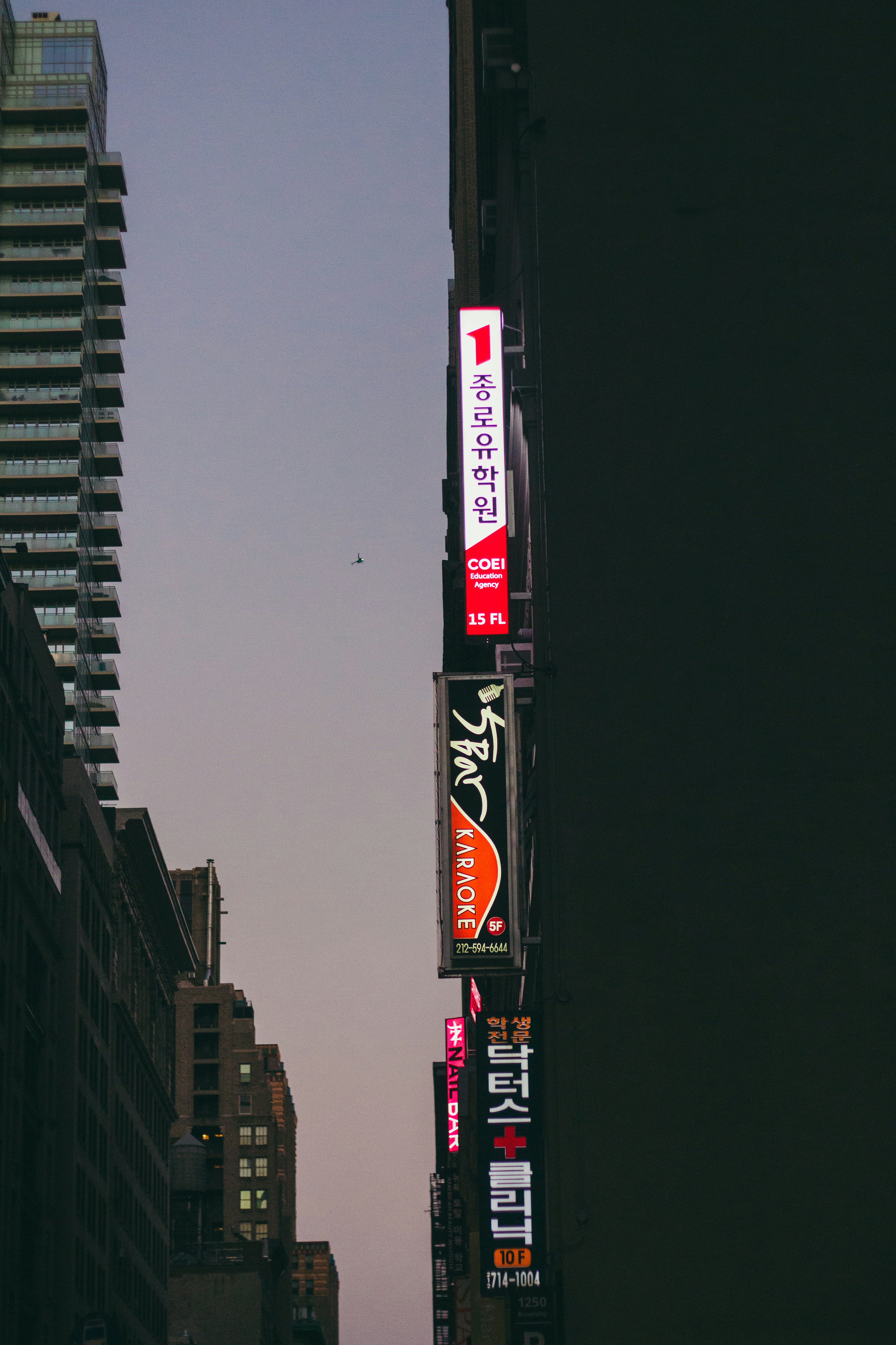 uma rua da cidade cheia de muitos edifícios altos