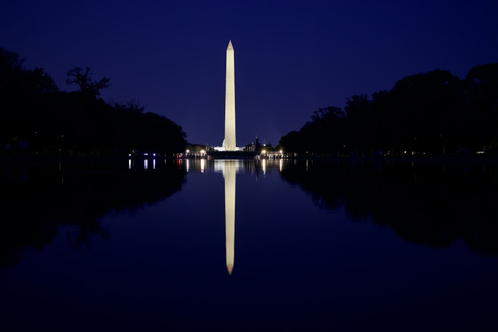 Il monumento a Washington è illuminato di notte