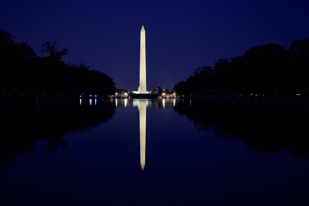 the washington monument is lit up at night