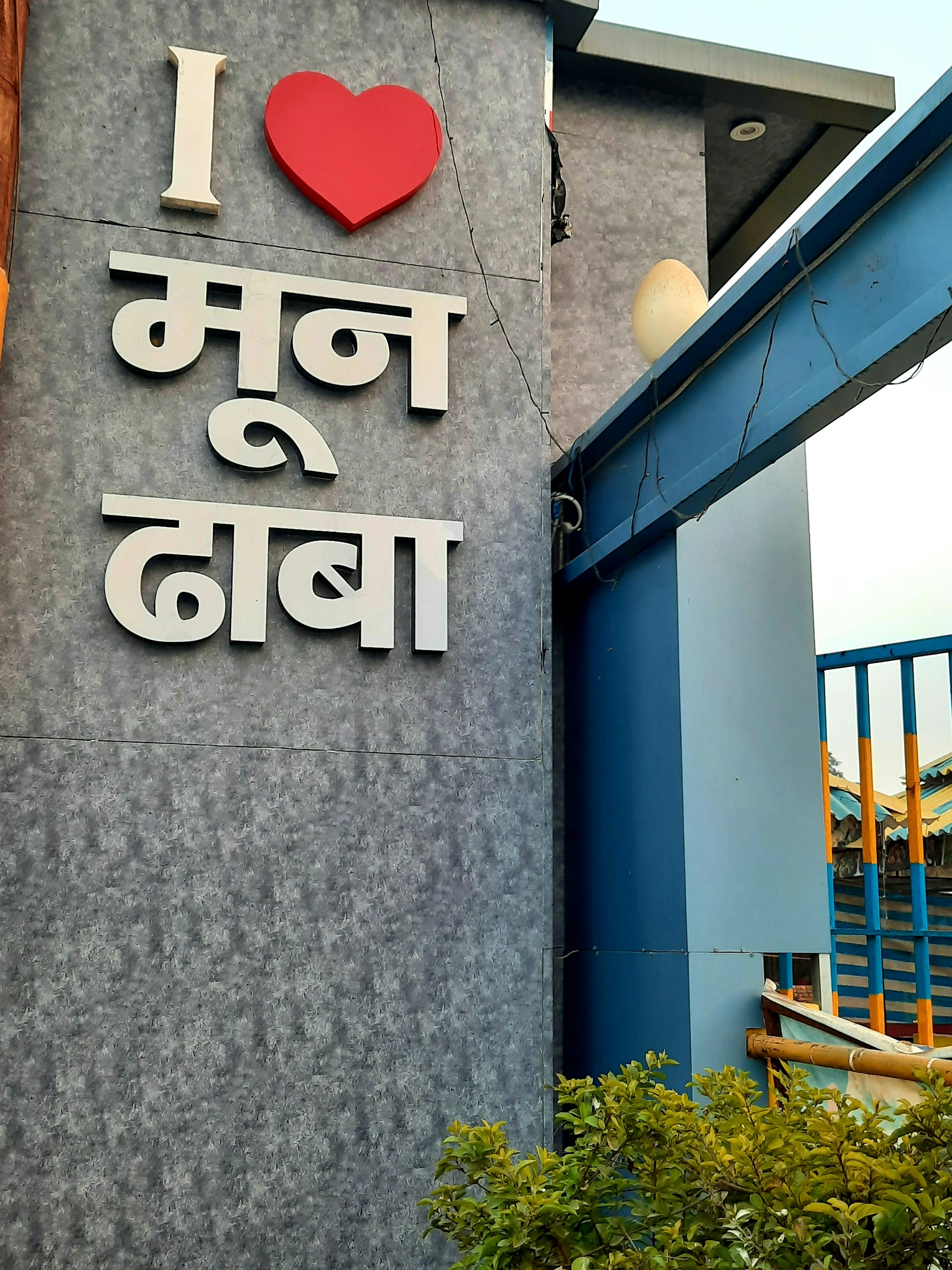 gray computer monitor