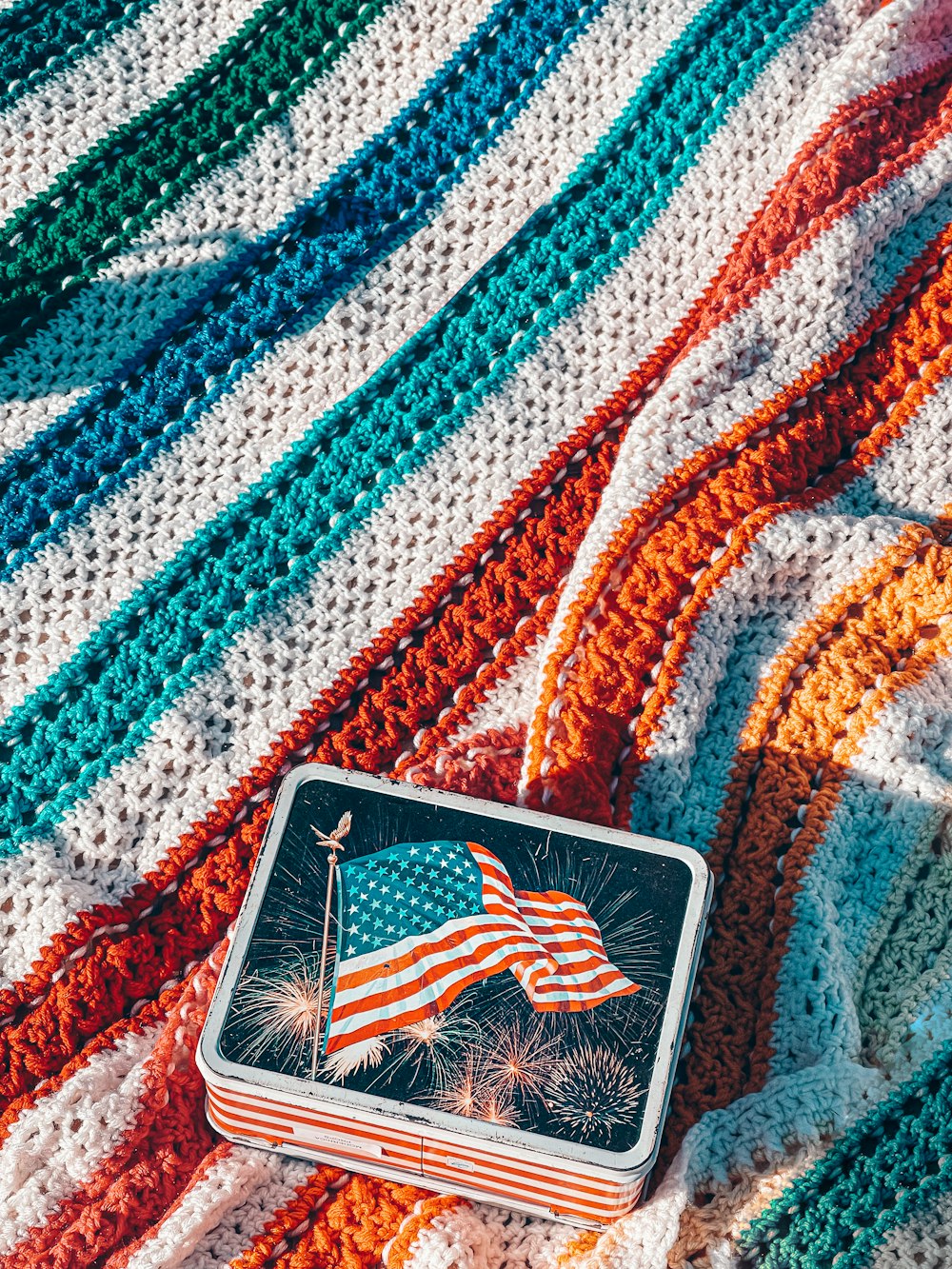 Una coperta all'uncinetto con una bandiera americana su di essa