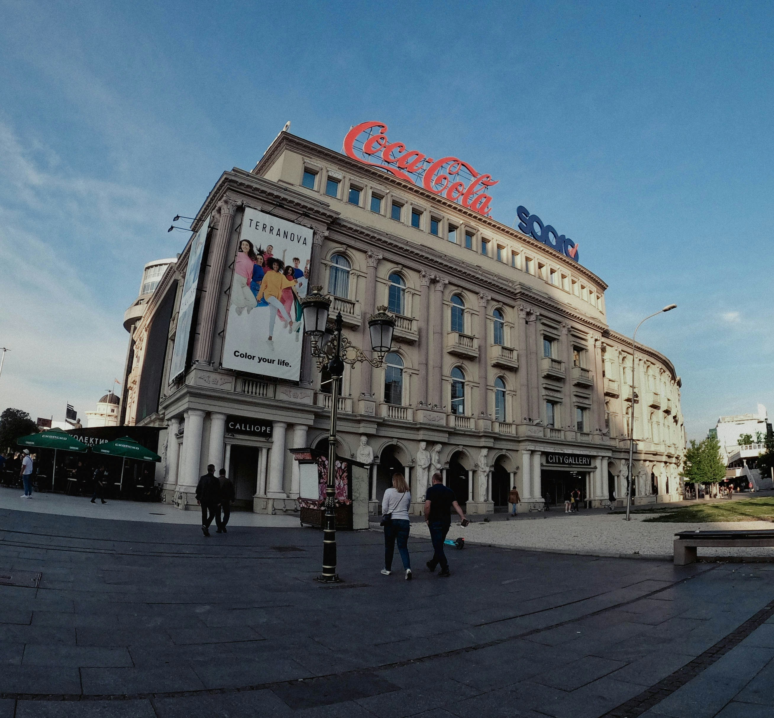 Ein großes Gebäude mit einem Coca-Cola-Schild darauf