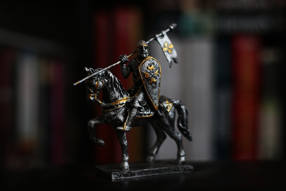 une statue d’un chevalier sur un cheval
