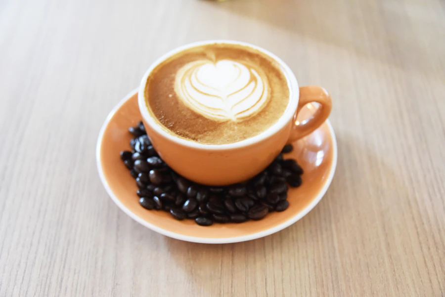 Taza de café rodeada de granos