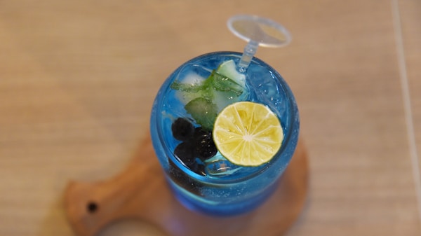 A glass filled with ice and a slice of lemon