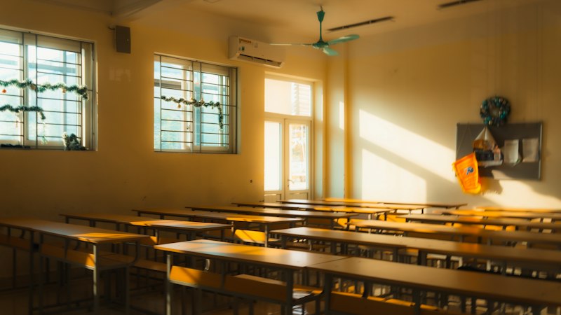 Sala de aula vazia; fotografia ilustrativa de educação.
