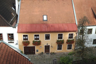 Elegant townhouse with beige and gold details, small terrace, and modern design in a quiet Santiago neighborhood