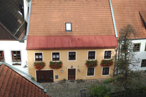 Elegant townhouse with beige and gold details, small terrace, and modern design in a quiet Santiago neighborhood