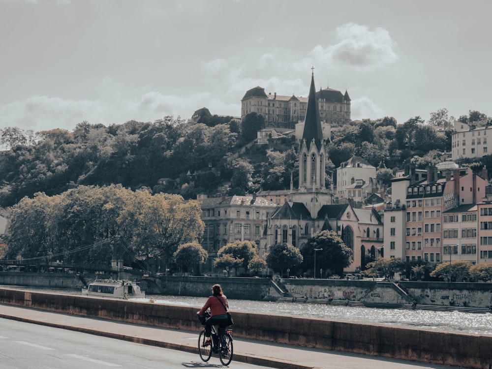 une personne à vélo sur un pont au-dessus d’une rivière