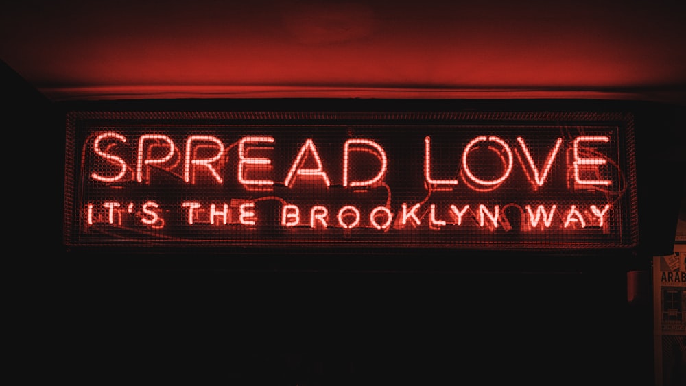 Un letrero que dice Spread Love It's the Brooklyn Way