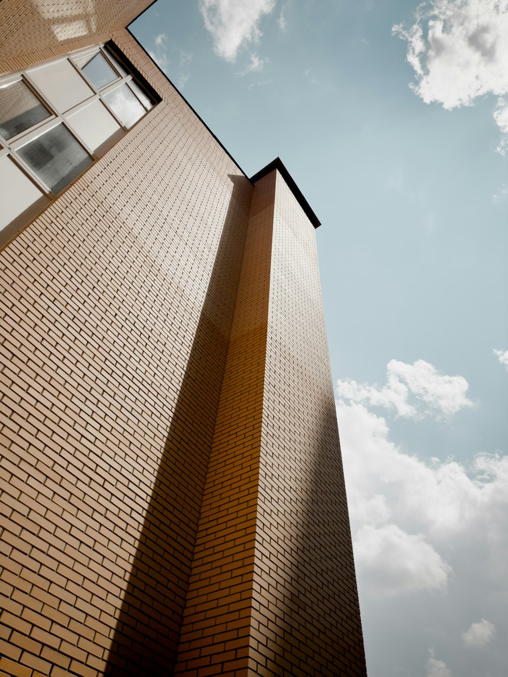 Un edificio alto de ladrillo con un fondo de cielo