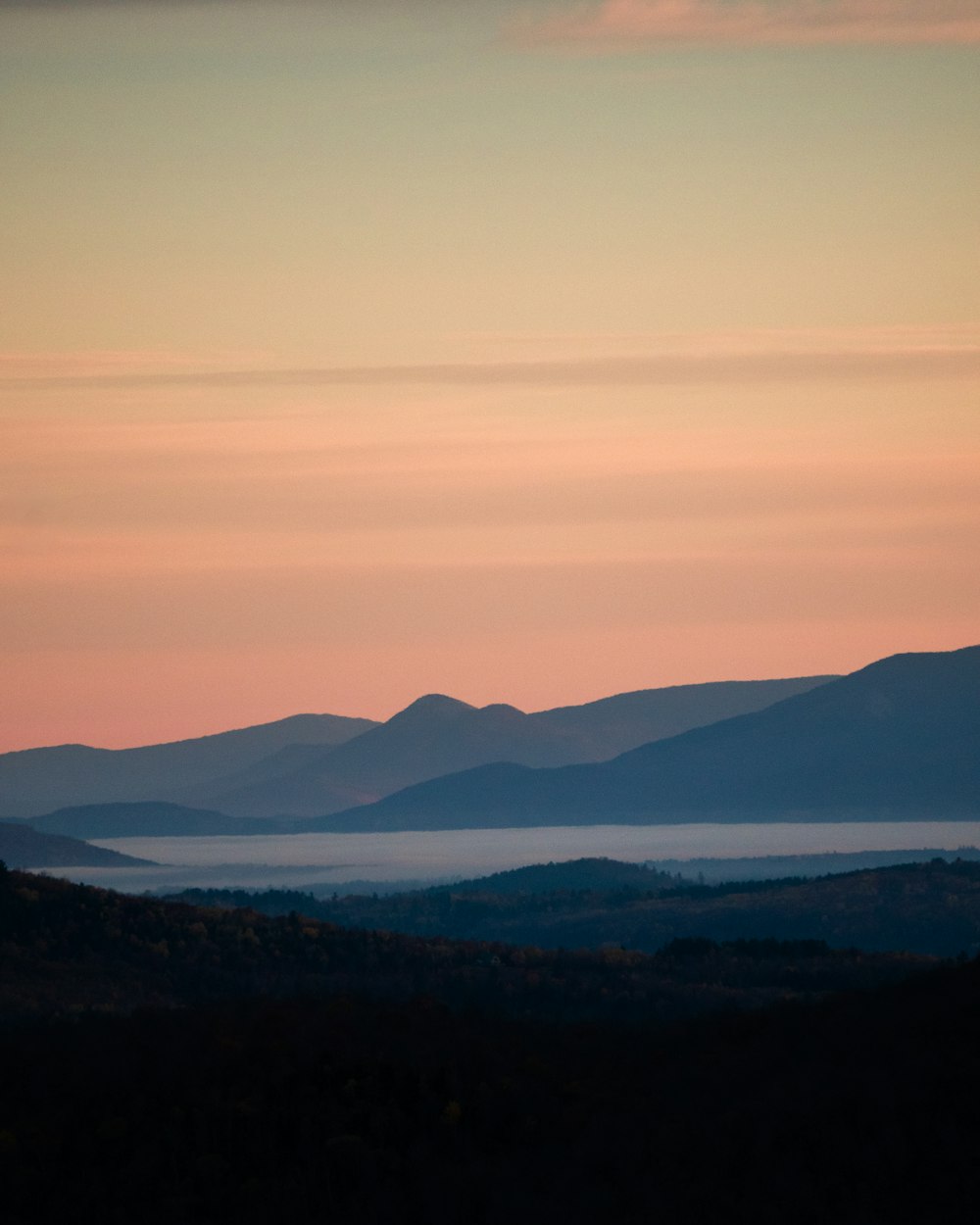 Blick auf eine Bergkette mit einem Gewässer in der Ferne