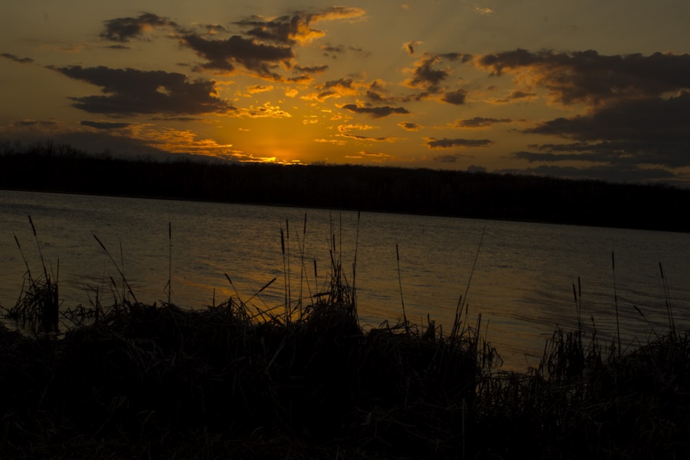 Le soleil se couche sur un plan d’eau