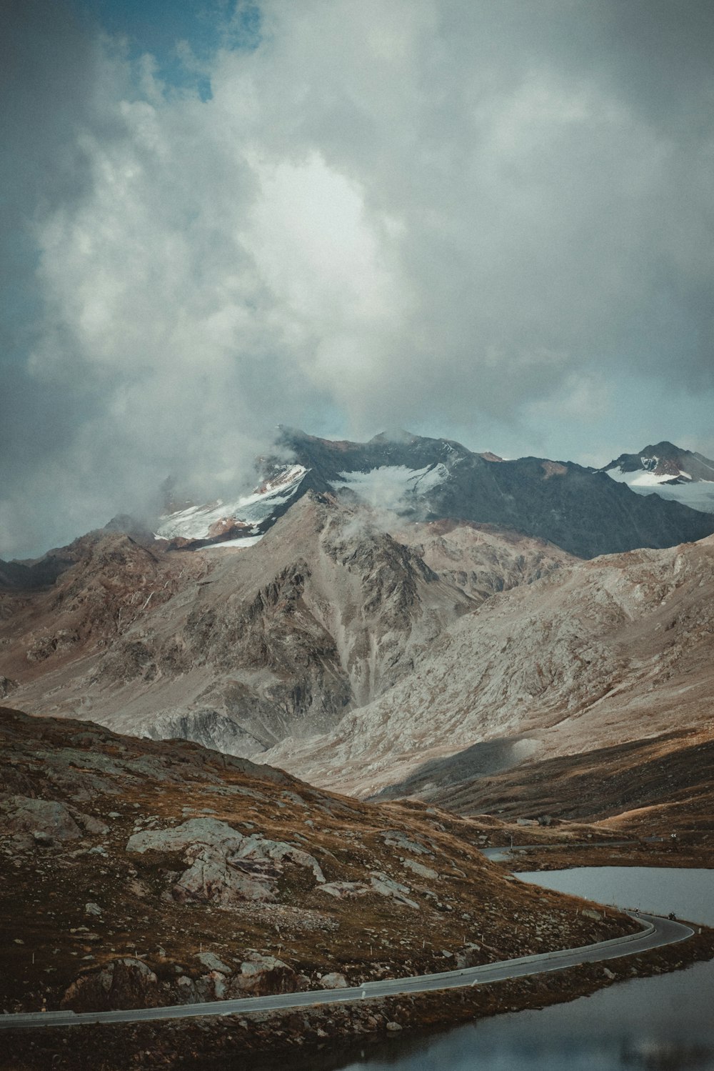 une chaîne de montagnes avec un plan d’eau au premier plan